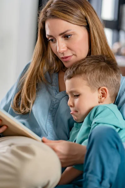 Мати Сином Читає Книгу — стокове фото