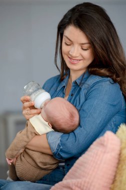 Anne bebeğini besliyor.