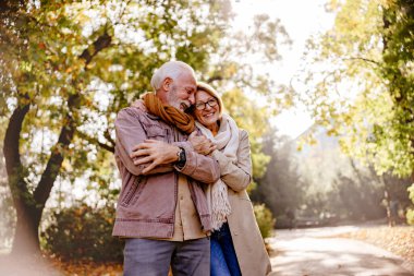 Son sınıf aşığı çift parkta vakit geçiriyor.