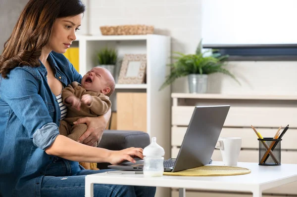 Молода Мати Працює Вдома Немовлям — стокове фото
