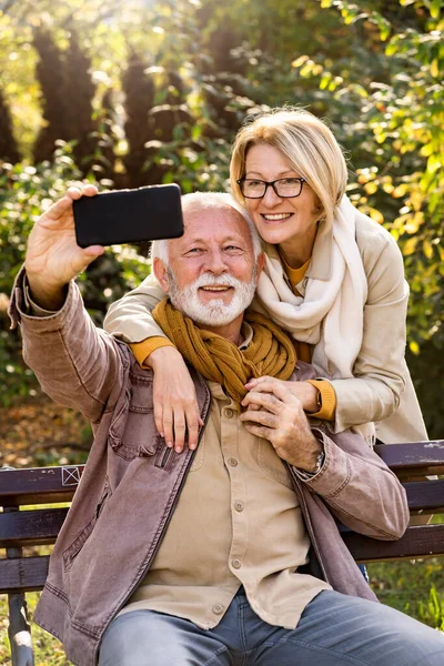 Senior Par Använder Telefon Parken — Stockfoto