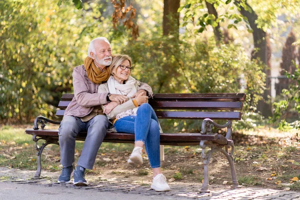Senior Paar Liefde Tijd Doorbrengen Park — Stockfoto