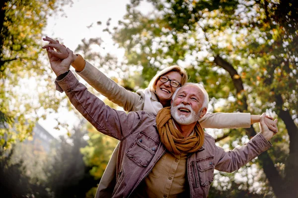 Senior Paar Liefde Tijd Doorbrengen Park — Stockfoto