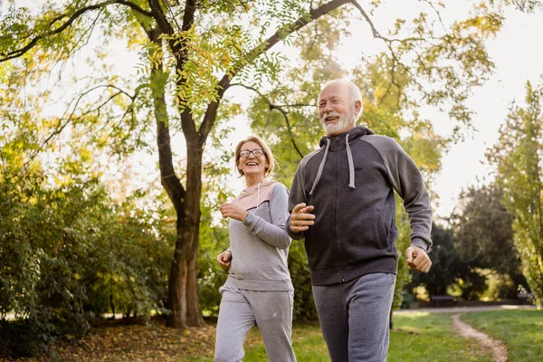 Para Seniorów Biegająca Parku — Zdjęcie stockowe