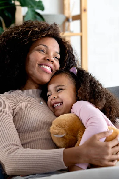 Afro Amerikan Anne Kızı Evde Birlikte Vakit Geçiriyorlar — Stok fotoğraf