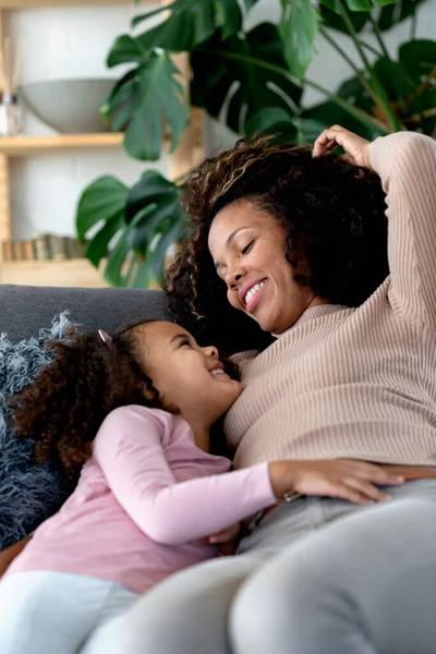 Afro Amerikan Anne Kızı Evde Birlikte Vakit Geçiriyorlar — Stok fotoğraf