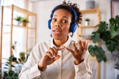 Güzel Afrikalı Amerikalı kadın İnternet 'te okuyor.