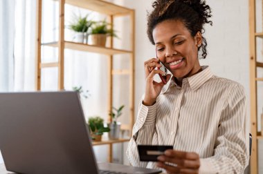 Afrikalı Amerikalı kadın online sipariş veriyor, alışveriş konsepti