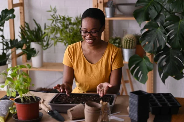Afrikansk Amerikansk Kvinna Florist Tar Hand Växter — Stockfoto