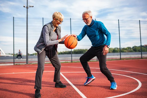 Seniorenpaar Spielt Basketball Freien — Stockfoto
