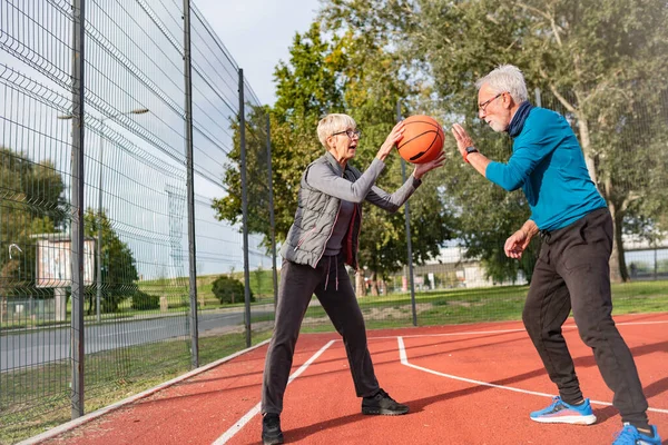 Seniorenpaar Spielt Basketball Freien — Stockfoto