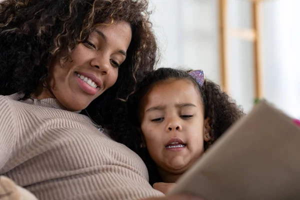 Afrikalı Amerikalı Kız Anne Kitap Okuyor — Stok fotoğraf