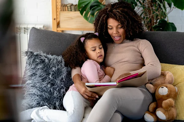 Afrikalı Amerikalı Kız Anne Kitap Okuyor — Stok fotoğraf