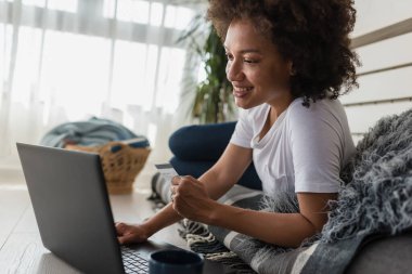 Afrikalı Amerikalı kadın internetten sipariş veriyor.