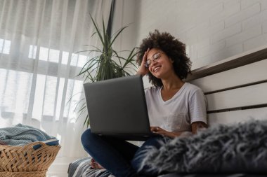 Afrikalı-Amerikalı kadın Laptop istimal