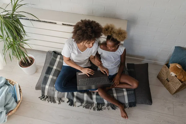 아프리카 미국인 어머니와 노트북을 사용하는 — 스톡 사진