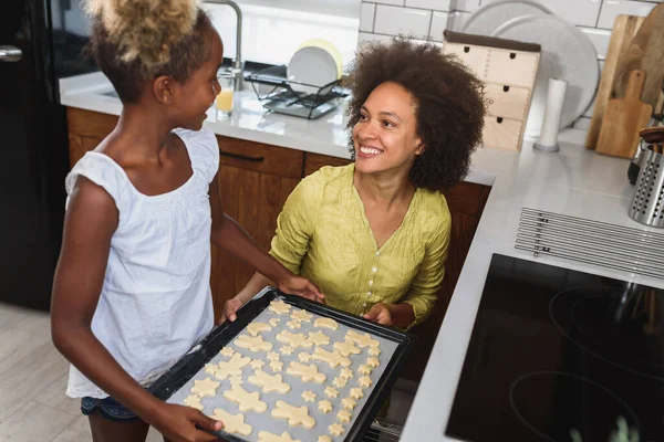 Güzel Gülümseyen Afro Amerikan Küçük Kız Annesiyle Kurabiye Pişiriyor Pişirmek — Stok fotoğraf