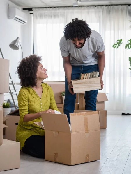Africano Americano Pareja Moviéndose Nuevo Apartamento — Foto de Stock