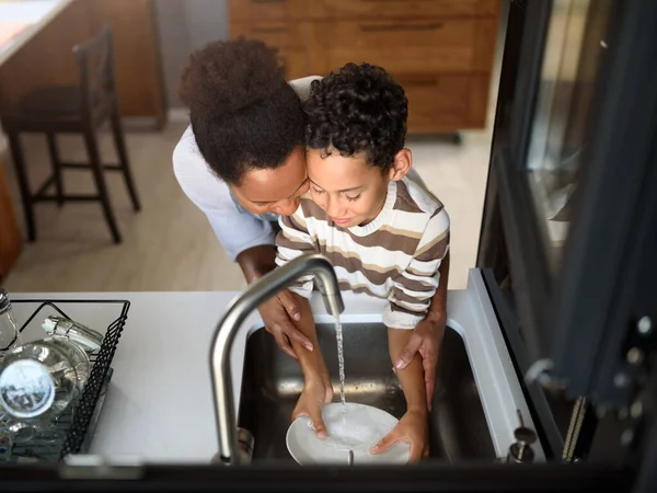 Oğlu Mutfakta Annesine Yardım Ediyor Bulaşık Yıkıyor Afrikalı Amerikalı Aile — Stok fotoğraf