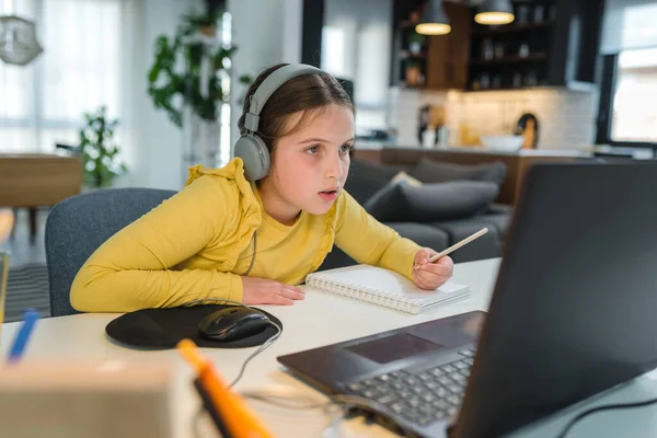 Lindo Niño Con Auriculares Usando Computadora Portátil Para Aprendizaje Línea — Foto de Stock