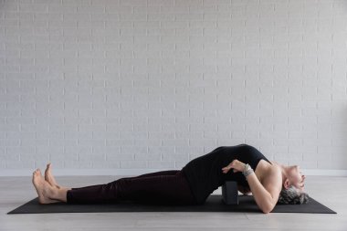 Sportif kadın yoga yaparken