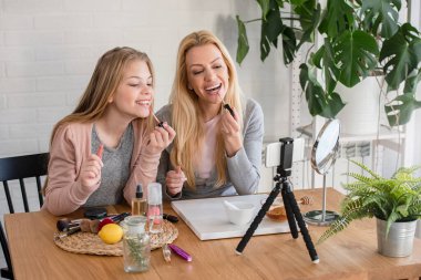 Güzel anne ve kız barışıyorlar.