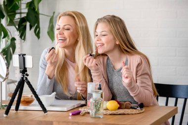 Güzel anne ve kız barışıyorlar.