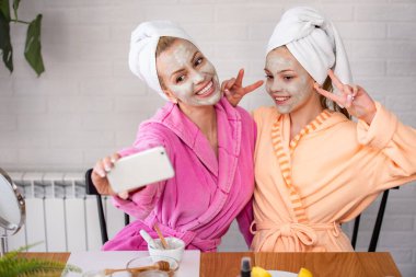 Güzel anne ve kız cilt bakımı yapıyorlar.