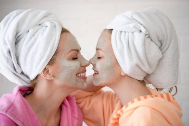Güzel anne ve kız cilt bakımı yapıyorlar.
