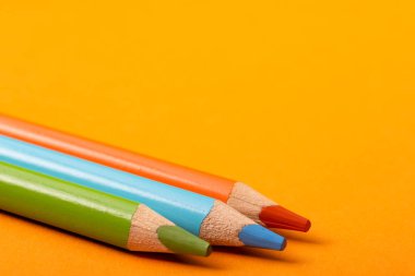 Renkli kalemler kapatın