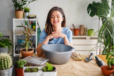 Evinde bitkilerle ilgilenen bir kadın.. 