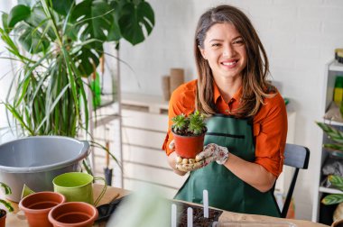 Evinde bitkilerle ilgilenen bir kadın.. 