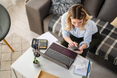 Evde çalışan genç ve güzel bir kadın.