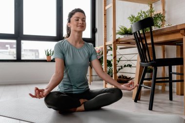 güzel bir genç kadın yoga yaparken