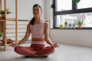 güzel bir genç kadın yoga yaparken