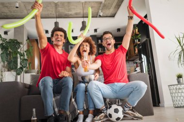 Çok ırklı Gençler Eğleniyor, TV 'de Futbol Maçı İzliyor