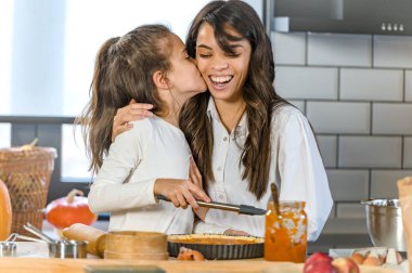 Anne ve kızı birlikte turta pişiriyorlar.