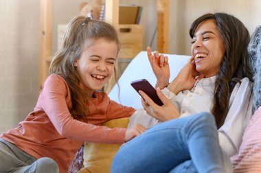 Anne ve kızı beraber eğleniyor