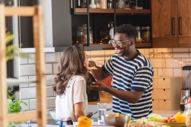 Genç ve çeşitli insanlar evde tatil partisi veriyor.