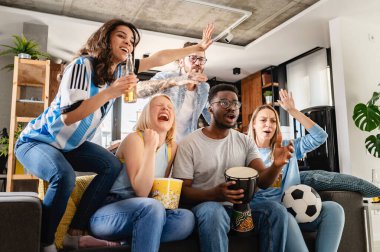Futbol taraftarları evde maç izliyor