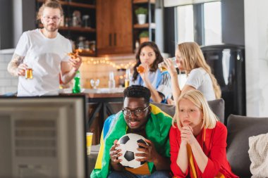 Futbol taraftarları evde maç izliyor