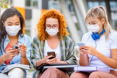 Kampüste gülümseyen genç kız öğrenciler