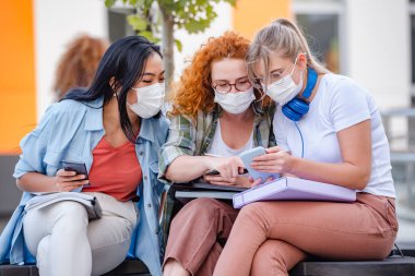 Kampüste gülümseyen genç kız öğrenciler