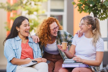 Kampüste gülümseyen genç kız öğrenciler