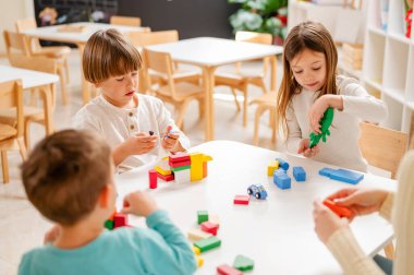 Anaokulunda tahta bloklarla oynama çocuk