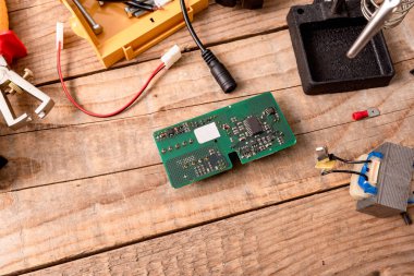 Elektrikli ev arama tezgahı. Bazı elektrikli cihazları tamir etmeye hazır