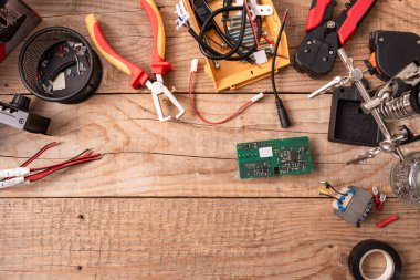 Elektrikli ev arama tezgahı. Bazı elektrikli cihazları tamir etmeye hazır