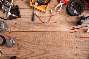 Elektrikli ev arama tezgahı. Bazı elektrikli cihazları tamir etmeye hazır
