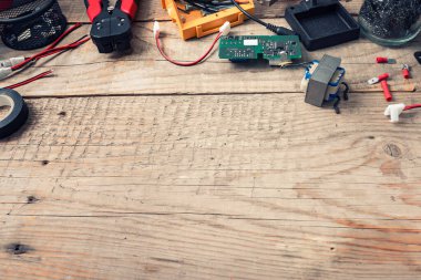 Elektrikli ev arama tezgahı. Bazı elektrikli cihazları tamir etmeye hazır