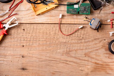 Elektrikli ev arama tezgahı. Bazı elektrikli cihazları tamir etmeye hazır